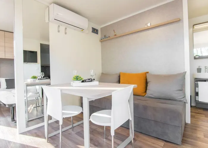 And Mobile Homes Apartamento Makarska
